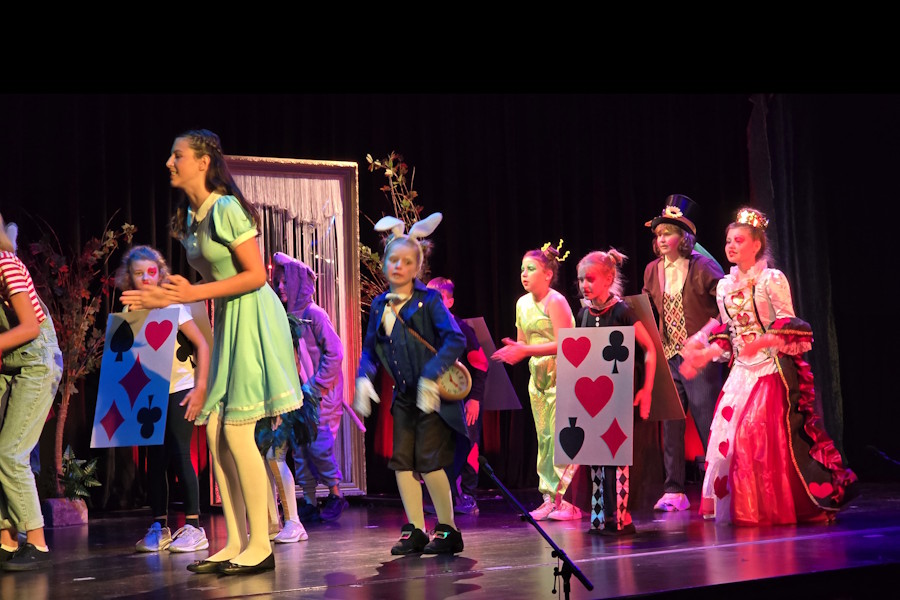 2025_Alice.im.Wunderland 14.jpg